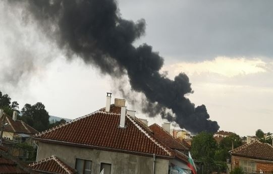 Пожар в предприятие за пластмаса в Средец 