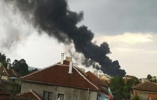 Пожар в предприятие за пластмаса в Средец