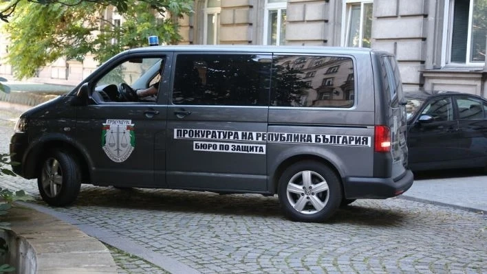 Прокурори влязоха в президентството (СНИМКИ)
