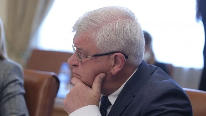 Затварят дискотеките и заведенията на закрито заради епидемията