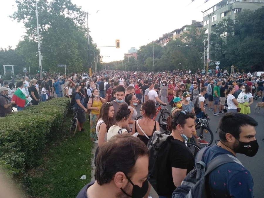 Извънредно! Протестиращи блокираха движението на Орлов мост