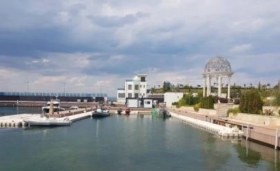ВАП: Пристанището и двуетажна постройка в парк \
