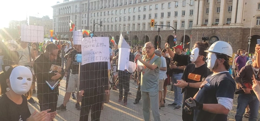 Протестиращи се оградиха с мрежа