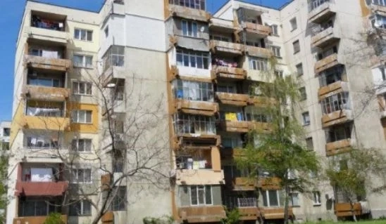 Абсурд на имотния пазар: Искат €198 000 за тристайна 50-годишна панелка