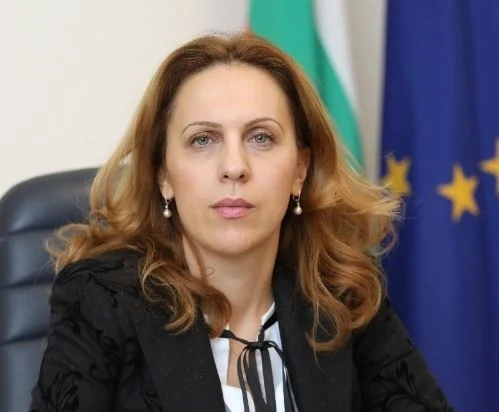 Николова се среща с хотелиери, обсъждат мерки срещу кризата