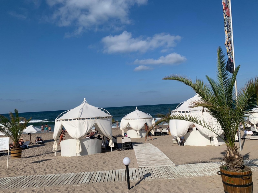 Българите се изсипаха в Лозенец. Дара пее на Оазис бийч