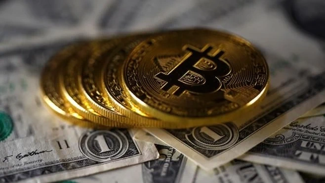 Биткойнът прехвърли 12 000 долара