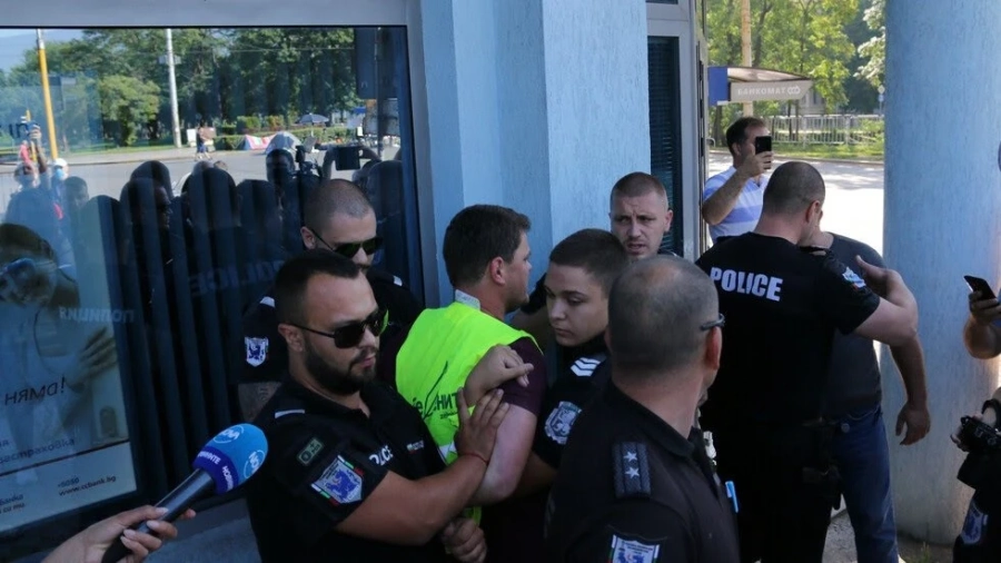 Петър Кърджилов излиза от ареста