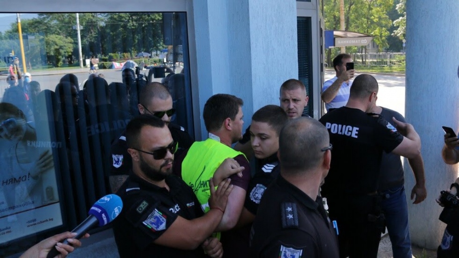 Петър Кърджилов излиза от ареста