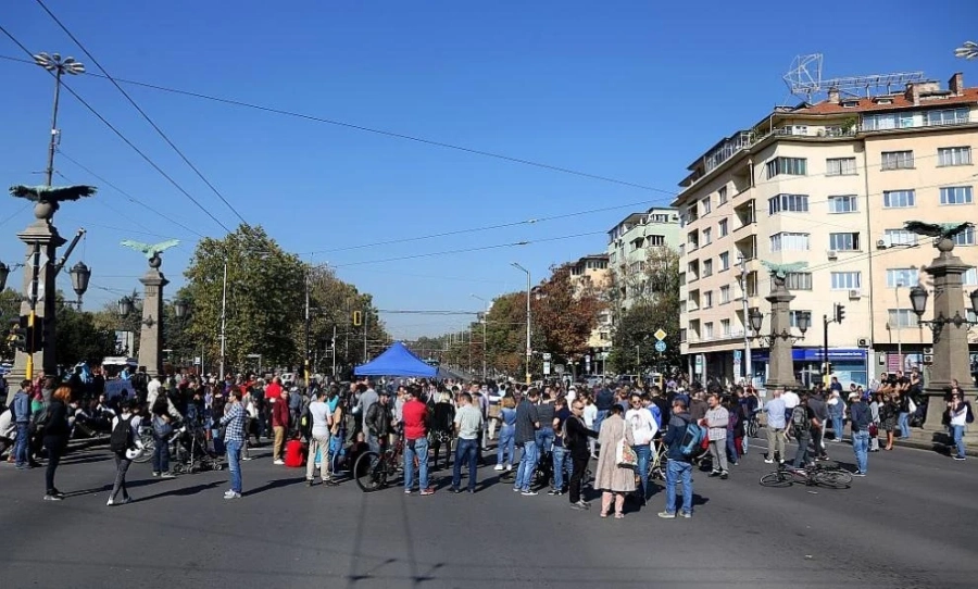 Орлов мост продължава да бъде блокиран от палатки и протестиращи