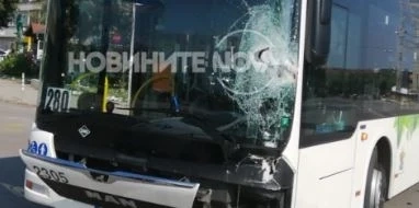 Моторист с опасност за живота след удар с автобус в София (СНИМКИ)