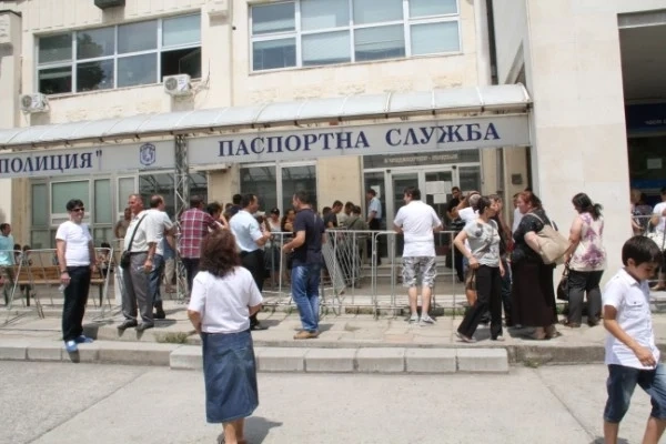 Поради големия наплив удължават работното време на паспортните служби