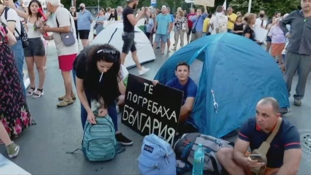 Протестиращи спретнаха палатков лагер и във Варна