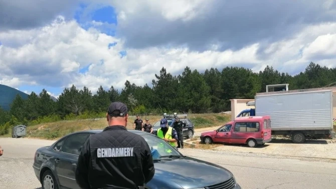 Петима криминално проявени задържани при спецакция в Сливенско