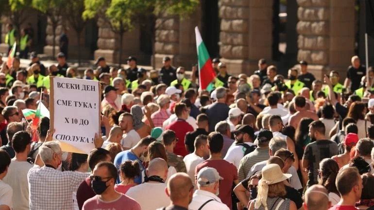 Нов протест в центъра на София, полицията задържа мъж
