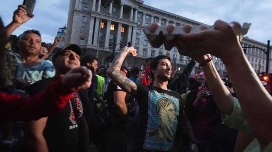 Протестиращи замерваха сградата на Министерски съвет с яйца (СНИМКИ)