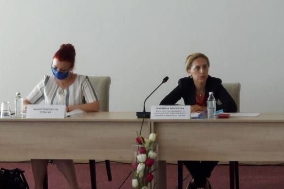 След мерките за българи в Германия: Министър Николова на спешна среща с туроператори