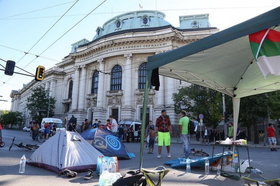 Протестиращите раздигаха палатките, пада блокадата на Софийския университет