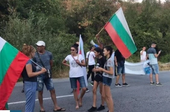 Протестиращи блокираха Хаинбоаз (СНИМКИ)
