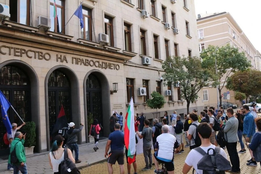 Протестиращи нахлуха в Министерството на правосъдието