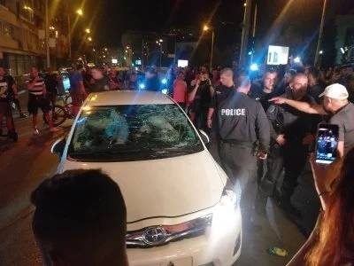 Трима задържани за агресията към жена с деца на Ситняково