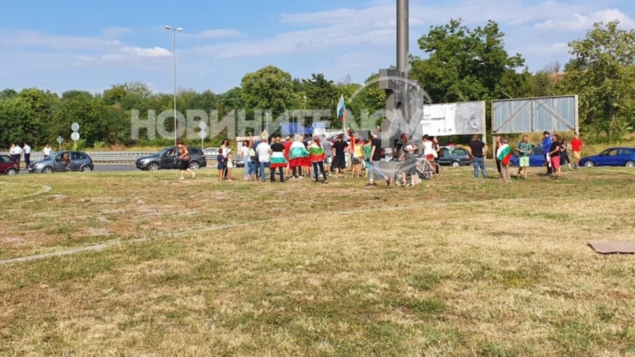 Протестиращи блокираха движението към ГКПП \