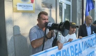 Протестиращи блокираха сградата на КПКОНПИ