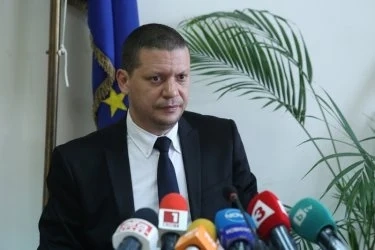 Областен управител нарече протестиращите изроди и алкохолизирана тълпа