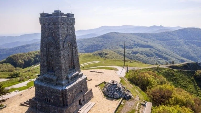 Петима души се барикадираха в паметника Шипка