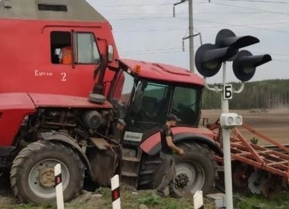 Локомотив блъсна трактор на жп прелез