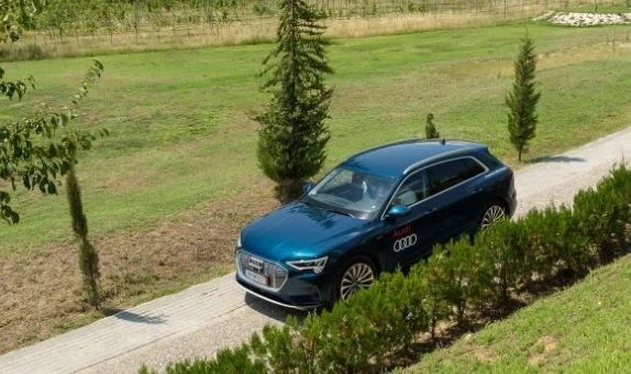 Audi e-tron превзема пътищата със задвижване на ток (СНИМКИ)