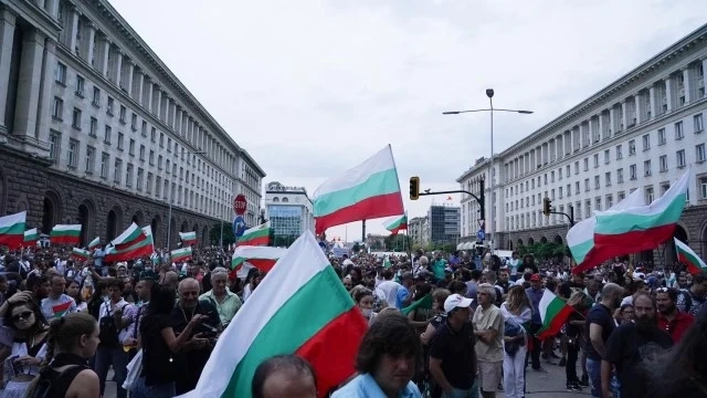 Бомби полетяха към полицаите пред Народното събрание