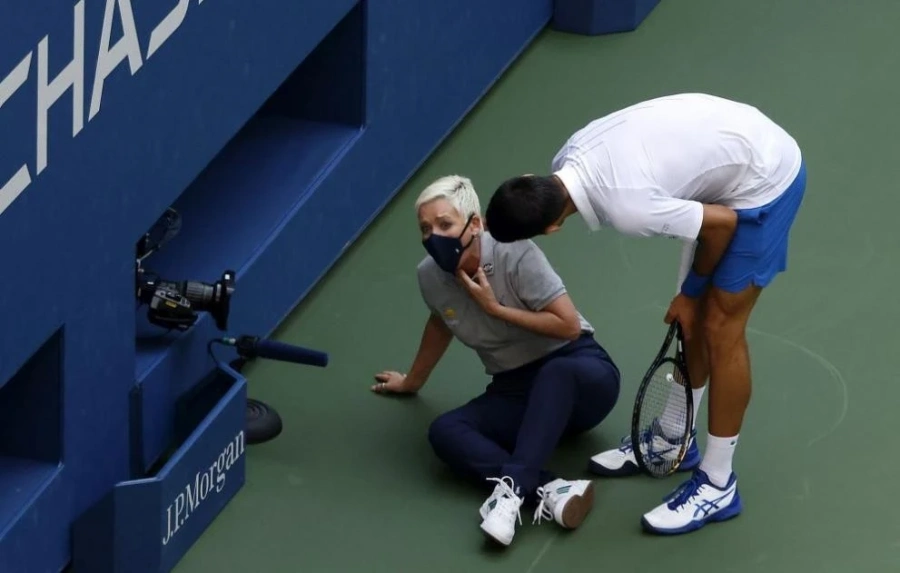Джокович нокаутира жена с топка, изритаха го от US Open