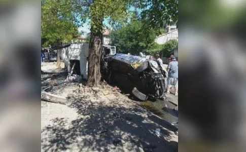 Камион помете 7 коли в Айтос, жена изгоря в един от автомобилите