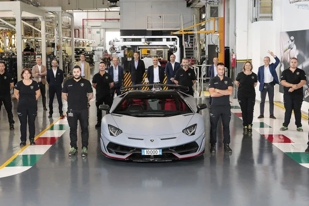 10 000-ния екземпляр на Lamborghini Aventador отива за клиент от Тайланд