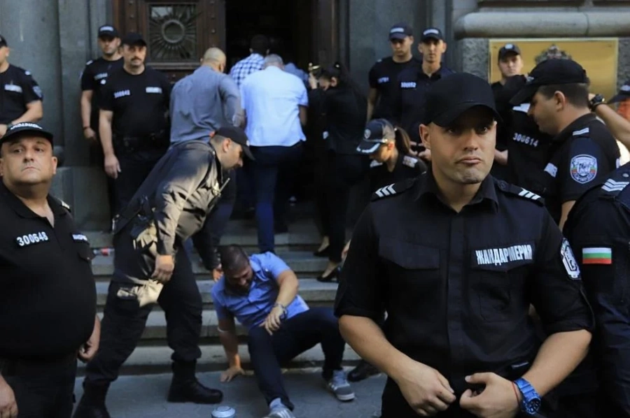 Органите на реда изнесоха на ръце протестиращите от НС