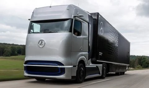 Mercedes-Benz показа водороден влекач с обсег 1000 км