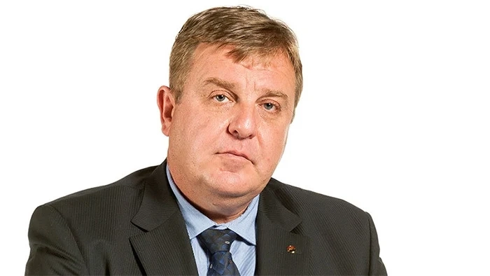 Министърът на отбраната готов да е гарант на диалога в политическата криза