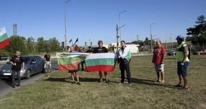 Протестиращи блокираха граничния пункт Дунав мост