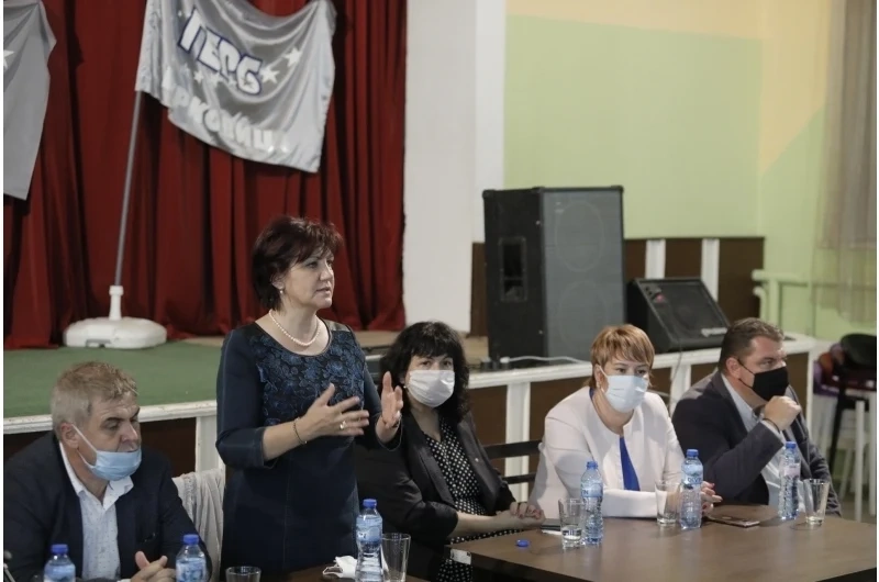 Караянчева: Пътуват с хубавите си коли по магистралите на Борисов и се оплакват