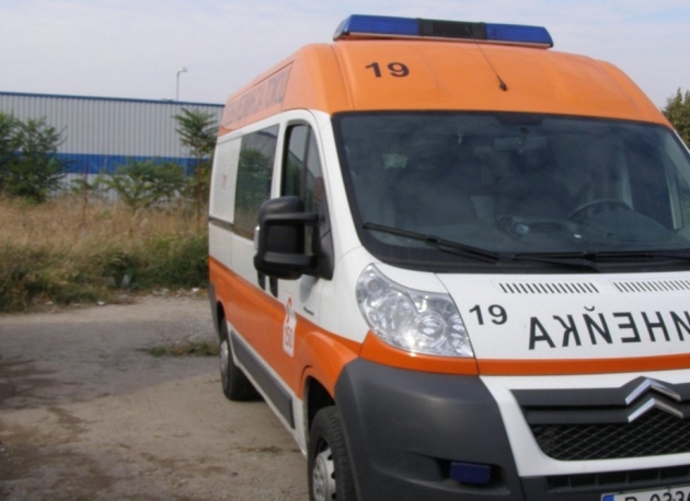 Тежка катастрофа между училищен автобус и лека кола - жена загина на място