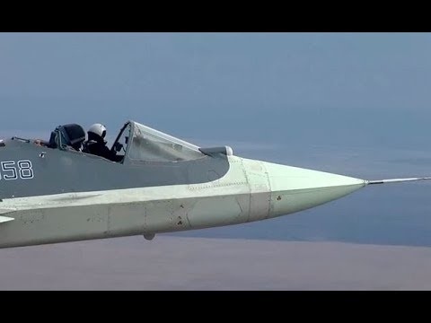 Руски пилот лети без капак на кабината