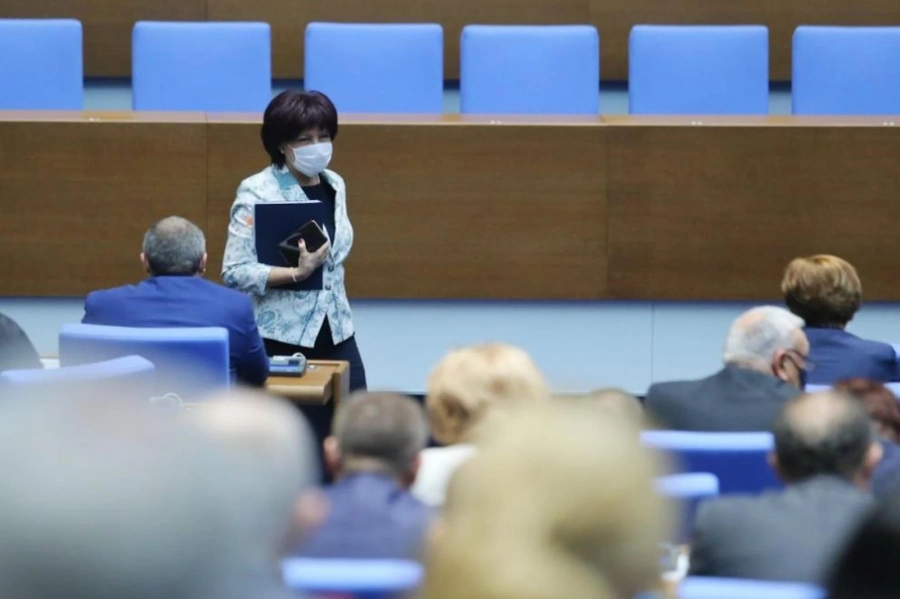 Цвета Караянчева остава председател на Народното събрание