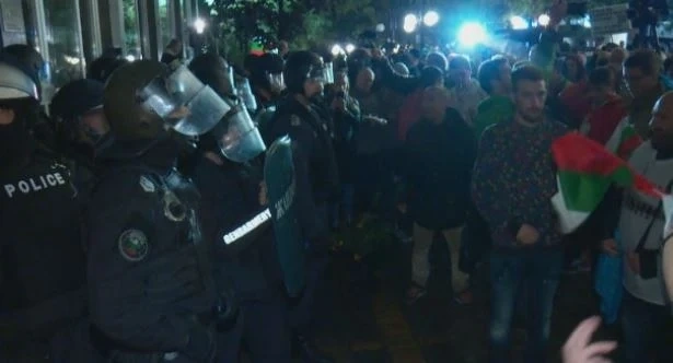 Напрежение между протестиращи и полицаи при БНТ