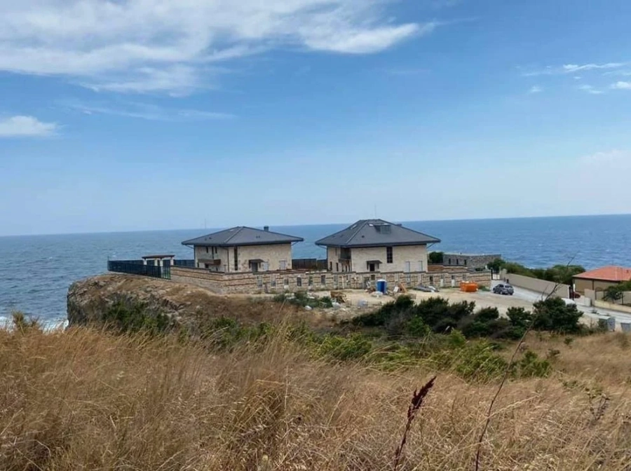 Басейнът и оградата на Прокопиев край морето незаконни, разрушават ги