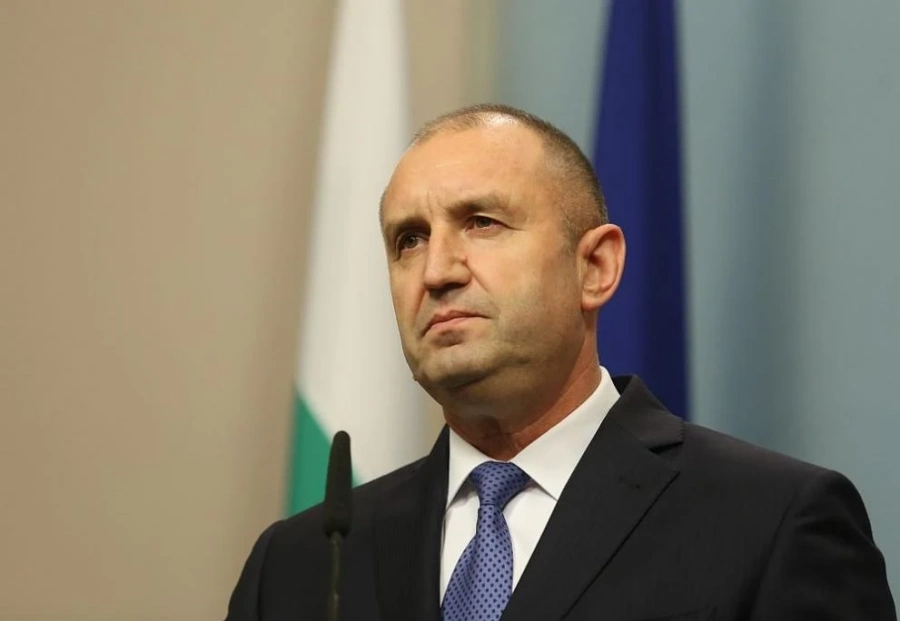 От президентството отрекоха Радев да е бил в контакт със заразен