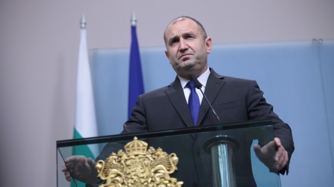 Президентът Румен Радев удари собствената си армия с яйца