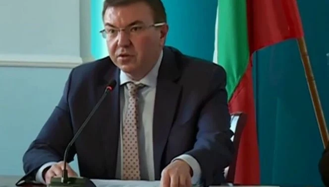 Остър недостиг на медици, студенти влизат в битката с COVID-19