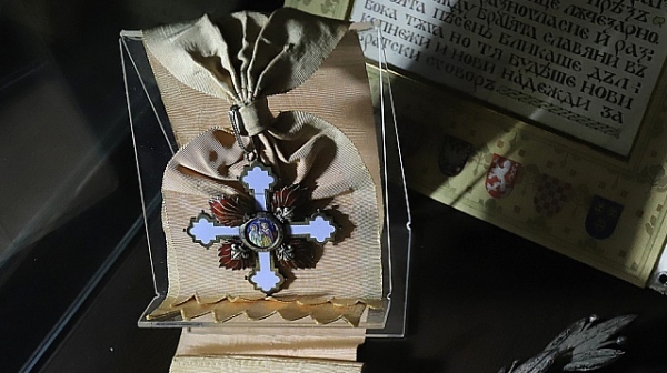 Румен Радев удостои с държавни отличия изтъкнати българи