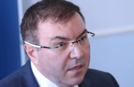 Здравният министър съобщи, че се самоизолира